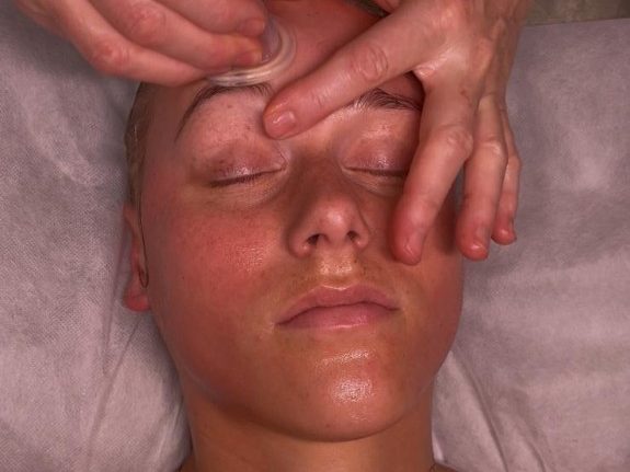 Honey Lift Facial bij The Healing Lounge in Leusden